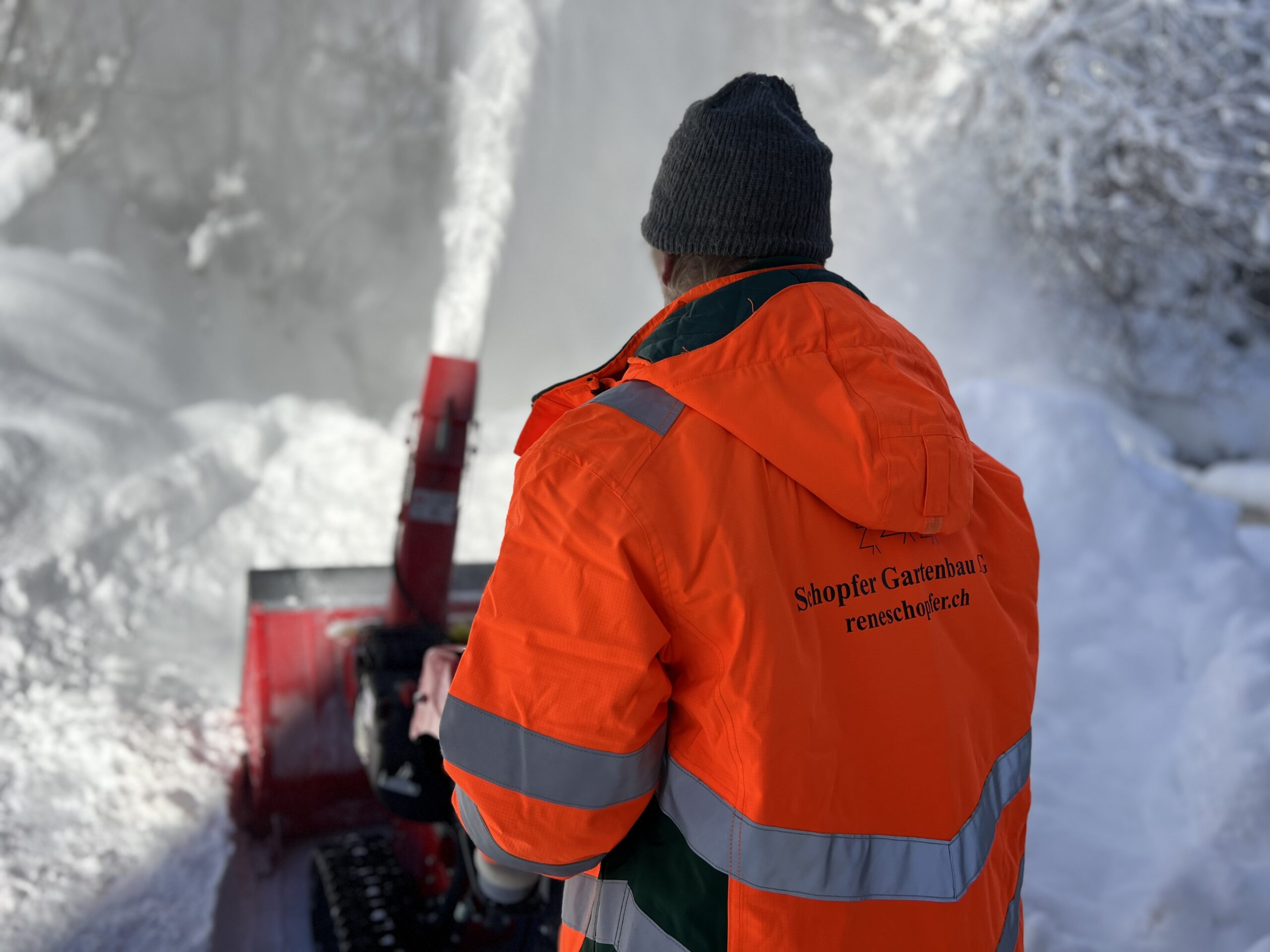 Schneeräumungs Arbeiten mit Schneeschleuder