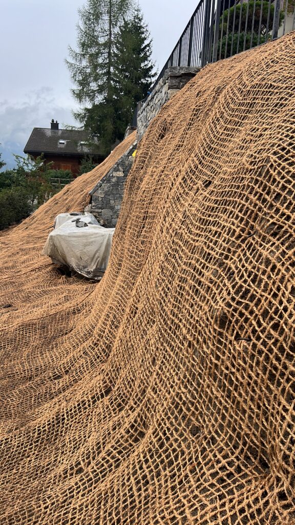 Die Humus schicht wir zusätzlich mit Jutennetz abgedckt für asl Erosionsschutz