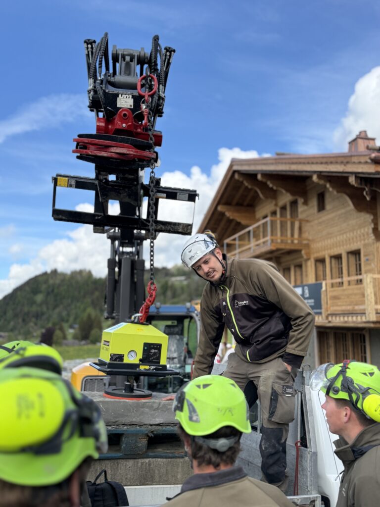 Bagger Arbeiten mit einem Volvo ECR88D 9t mit einem Vakumhebegerät bis 500kg