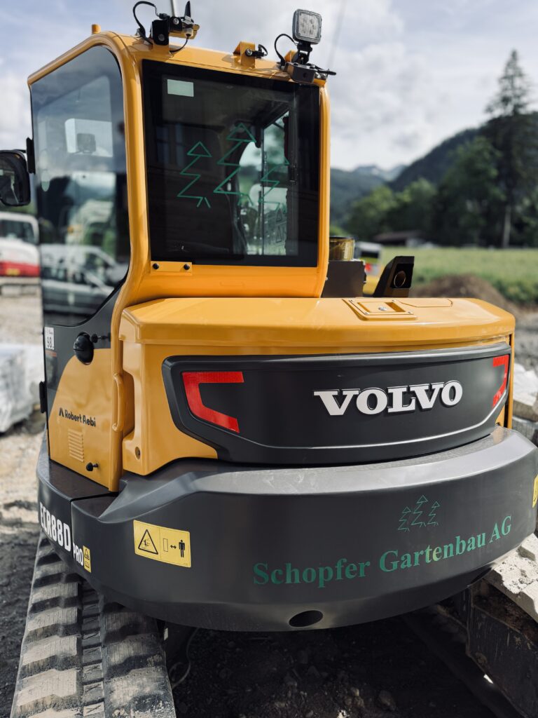 Bagger Arbeiten mit einem Volvo ECR88D 9t mit einem Vakumhebegerät bis 500kg