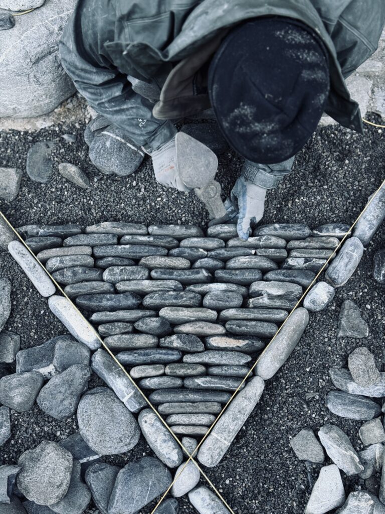 Saanenland Pflästeung aus einheimischen Bachsteinen